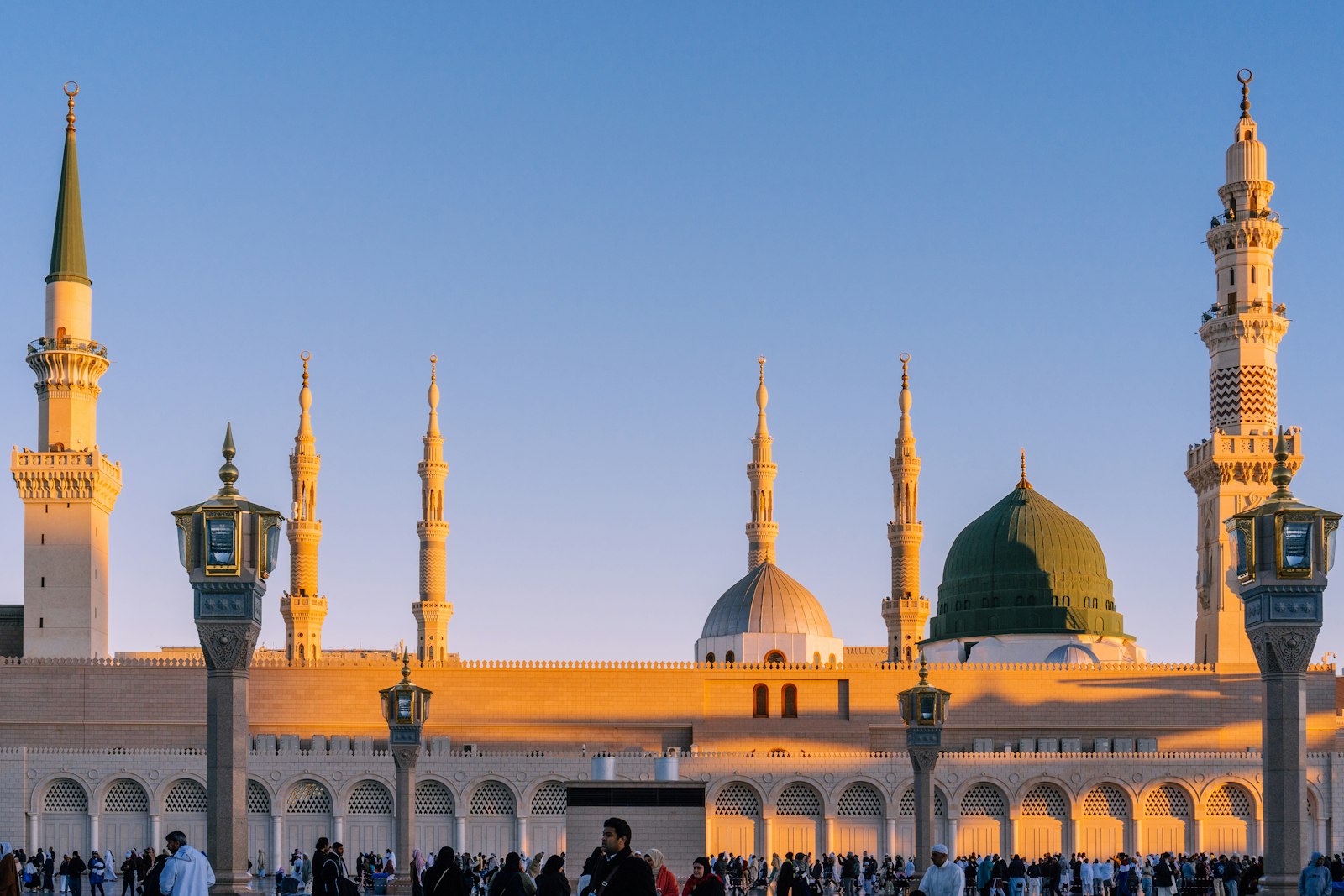 Ka'bah di Masjidil Haram pada waktu subuh dengan pencahayaan emas yang megah